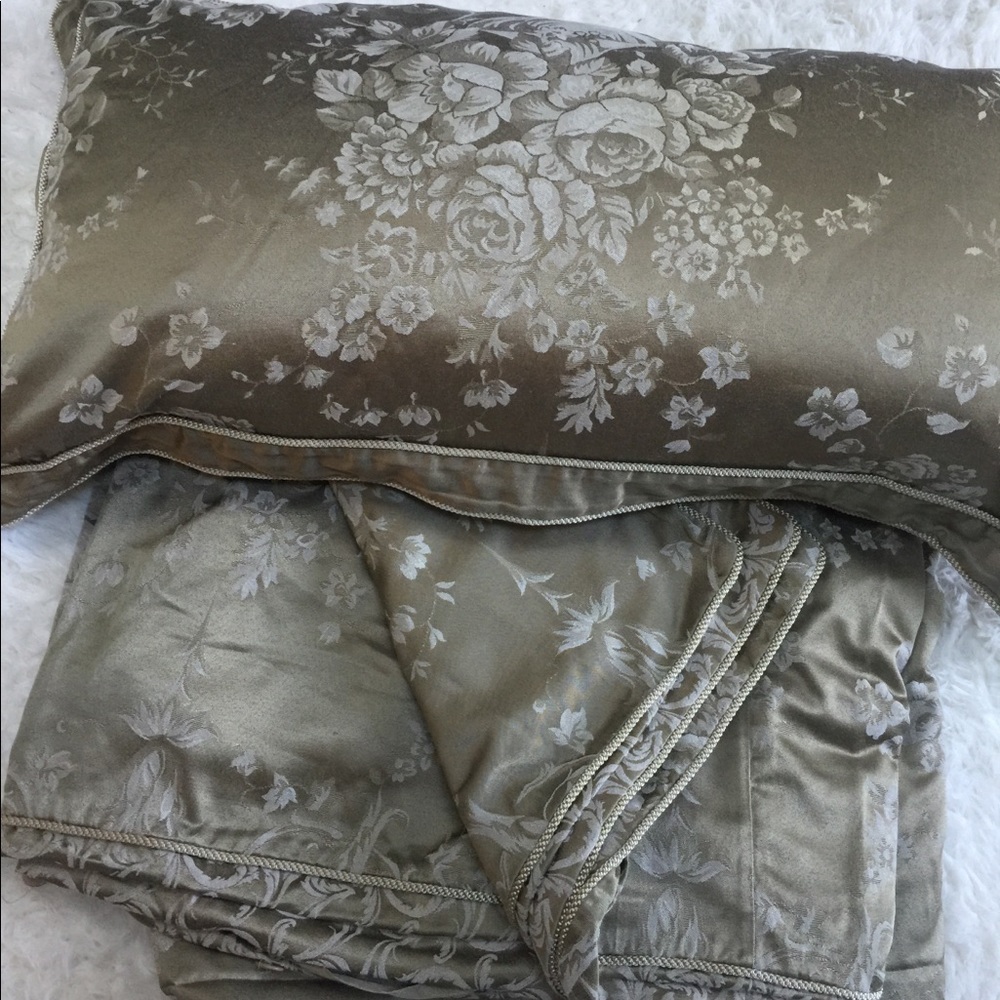 King size duvet and pillow shams